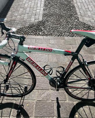 bici in carbonio con gruppo dura-ace