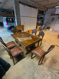 Tavolo e sedie in legno