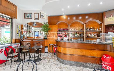 Bar / Tavola Fredda con Quattro Vetrine