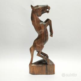 scultura di cavallo in legno 