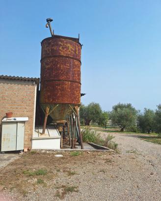 3 serbatoi grandi in metallo da giardino