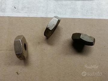 Bulloni dadi ruota di scorta vespa faro basso