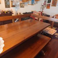Tavolo in legno con panche