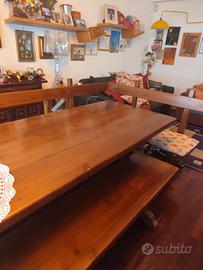 Tavolo in legno con panche