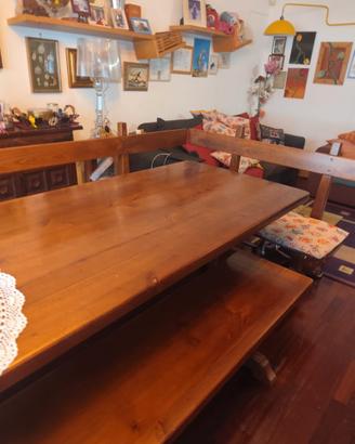 Tavolo in legno con panche