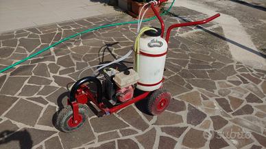 Macchina per la tracciatura campi da calcio