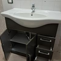 Mobiletto da bagno con lavandino e specchio