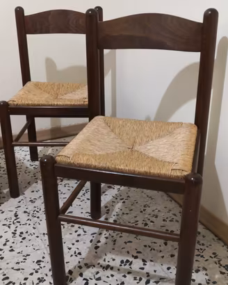 Sedie in legno con seduta in paglia.