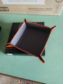 Porta chiavi o altro da tavolo in pelle.