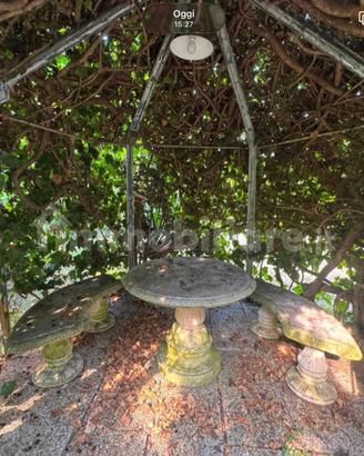 Due panchine e tavolo in cemento