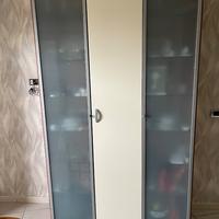 PARETE ATTREZZATA E TAVOLO DA CUCINA