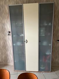 PARETE ATTREZZATA E TAVOLO DA CUCINA