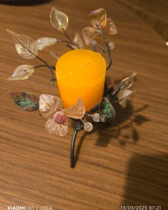 centro tavola a forma di ramo con fiori
