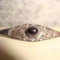Spilla d'argento lavorata a mano con perla nera