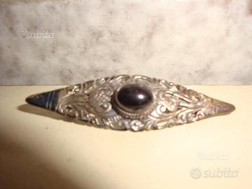 Spilla d'argento lavorata a mano con perla nera
