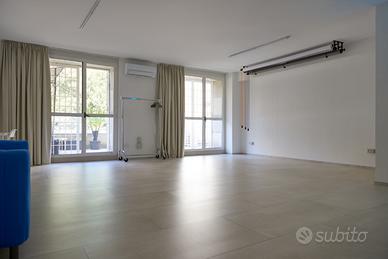 Luminoso studio open space per eventi e workshop