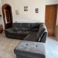 divano angolare in tessuto grigio antracite