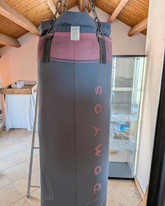 sacco da pugilato con struttura 