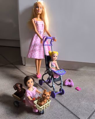 Barbie con passeggino +2Chelsa+2 cuccioli+triciclo