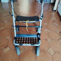 Deambulatore pieghevole per anziani