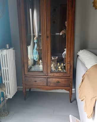 Elegante Vetrina / Cristalliera Classica in Legno
