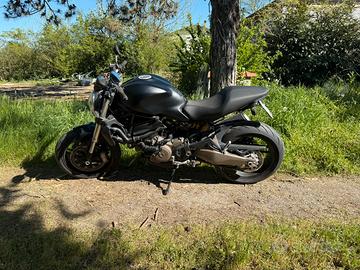 Ducati Monster 821 – 16.000 km, nero opaco