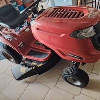 Trattorino taglia erba