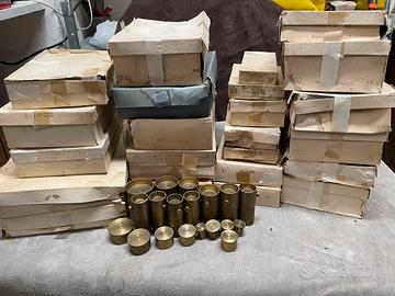 Antichi bottoni bombe' con matrici a molla