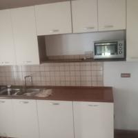 Cucina componibile, tavolo e sedie, congelatore