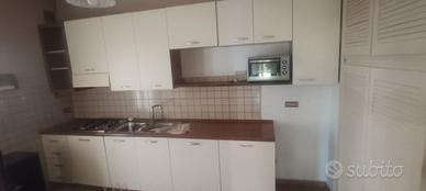 Cucina componibile, tavolo e sedie, congelatore