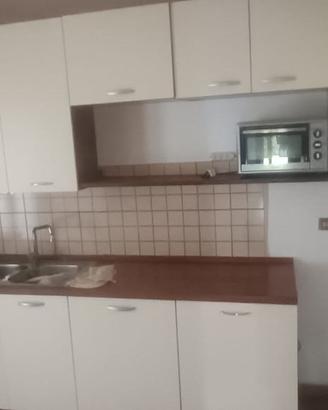Cucina componibile, tavolo e sedie, congelatore