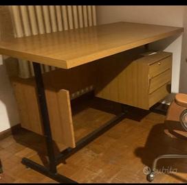 Scrivania vintage in laminato tipo legno