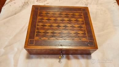 Scatola portagioie in legno intarsiato XIX secolo