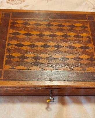 Scatola portagioie in legno intarsiato XIX secolo