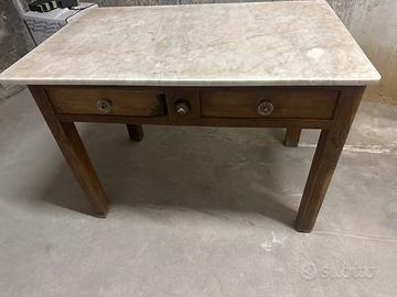 Tavolo in legno con piano in marmo