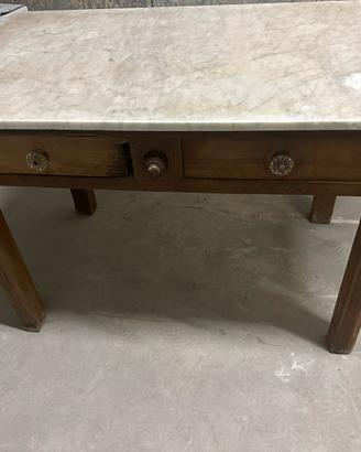 Tavolo in legno con piano in marmo