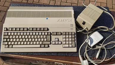 Commodore Amiga 500 con accessori