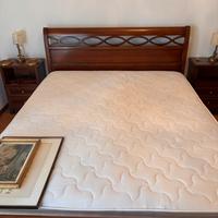 Letto classico con due comodini