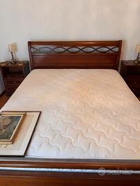 Letto classico con due comodini