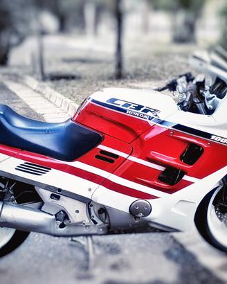 HONDA CBR1000F + 2 bauli GIVI con rack givi
