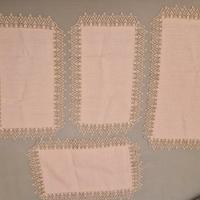 set centri in lino salmone e macramè beige.