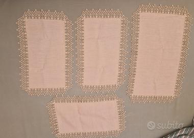 set centri in lino salmone e macramè beige.