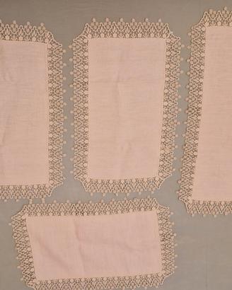 set centri in lino salmone e macramè beige.