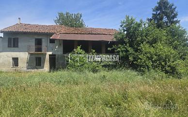 CASCINALE CON GIARDINO PRIVATO E LAGHETTO
