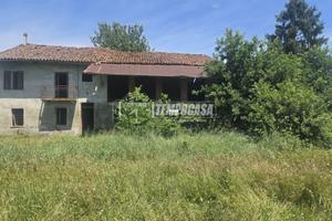 CASCINALE CON GIARDINO PRIVATO E LAGHETTO