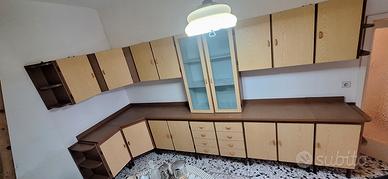 Mobile da cucina e tavolo con sedie