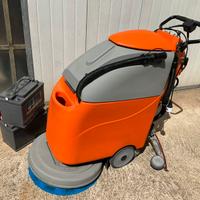 Lavasciuga pavimenti a batteria con trazione