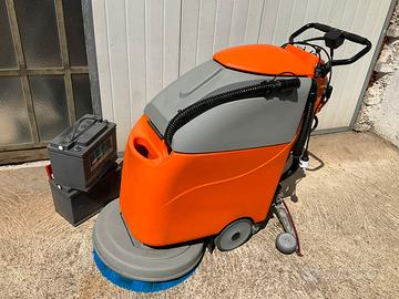 Lavasciuga pavimenti a batteria con trazione