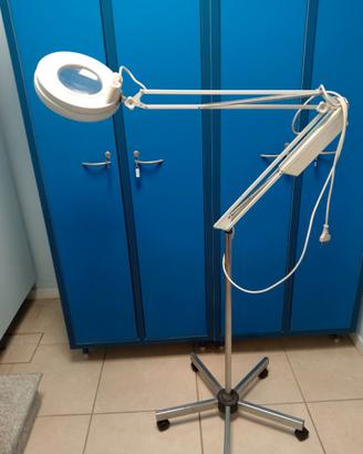 Lampada professionale con lente ingrandimento