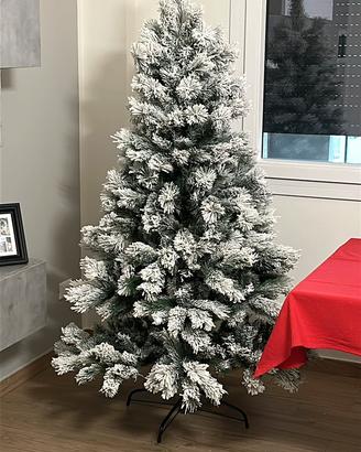 Albero di Natale artificiale innevato